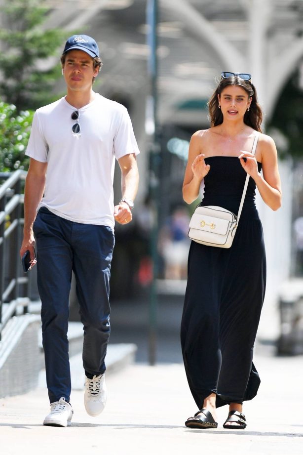 Taylor Hill - Steps out for a stroll with Daniel Fryer in Tribeca