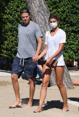 Taylor Marie Hill and Daniel Fryer - Seen at the beach during the 2020 Venice Film Festival