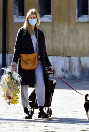 Taylor Neisen - Buying flowers in Venice