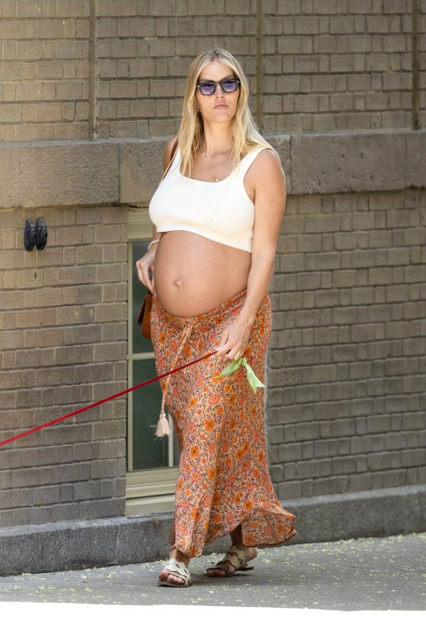 Taylor Neisen - Photographed with her baby bump in New York