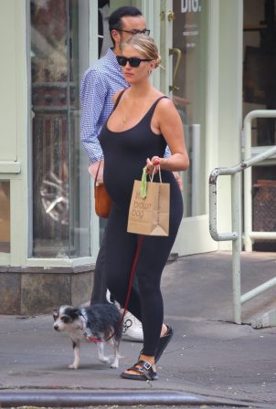 Taylor Neisen - Seen shopping with her dog at Bloomingdale's in New York