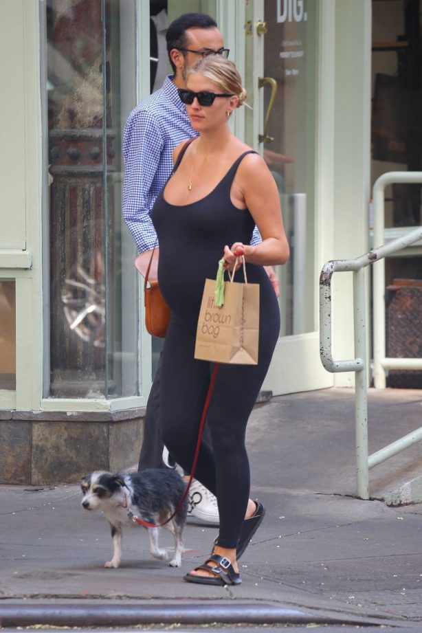 Taylor Neisen - Seen shopping with her dog at Bloomingdale's in New York