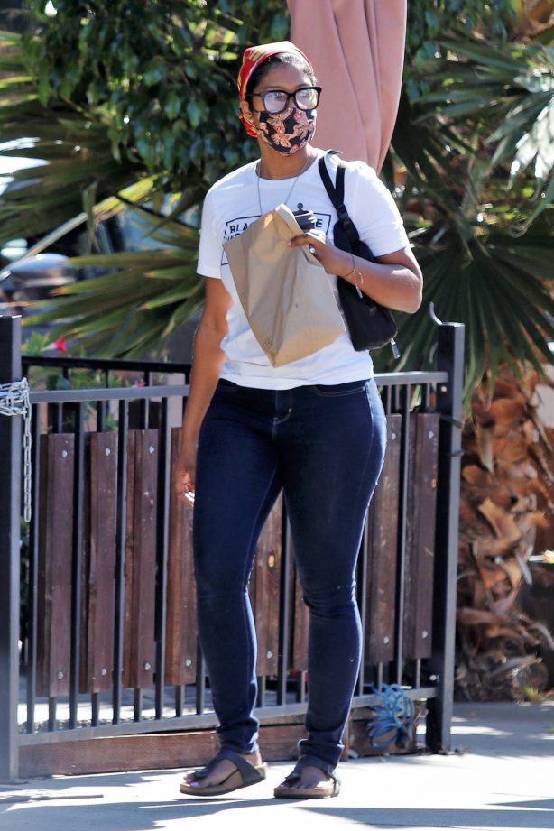 Taylor Simone Ledward - Out for a snack to-go in Los Angeles