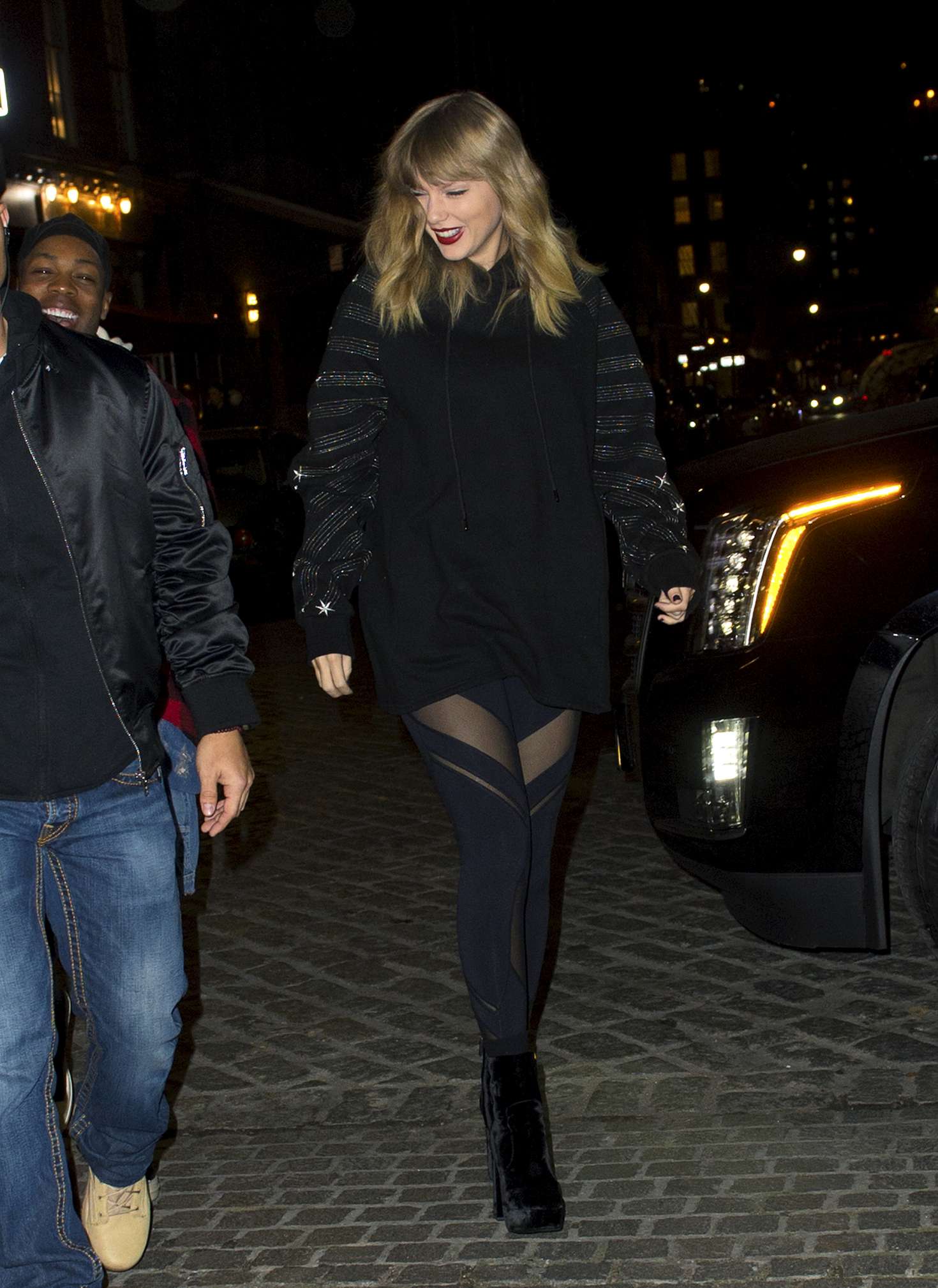Taylor Swift: Heads to her album pop up shop at South Street Seaport ...