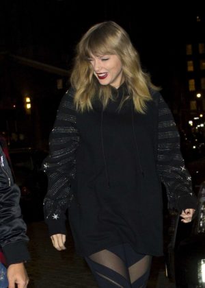 Taylor Swift – Heads to her album pop up shop at South Street Seaport ...