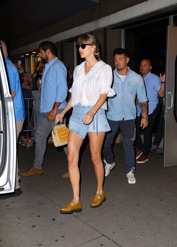Taylor Swift - Is seen as she exits from Electric Lady Studios in New York
