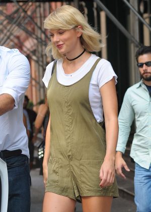 Taylor Swift Leaves her Tribeca Apartment in NYC
