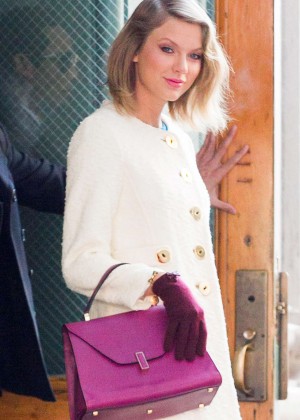 Taylor Swift - Leaving her Apartment in NYC