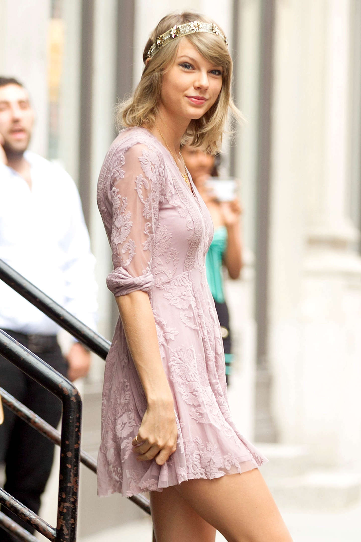 Taylor Swift - Leaving her apartment in NYC