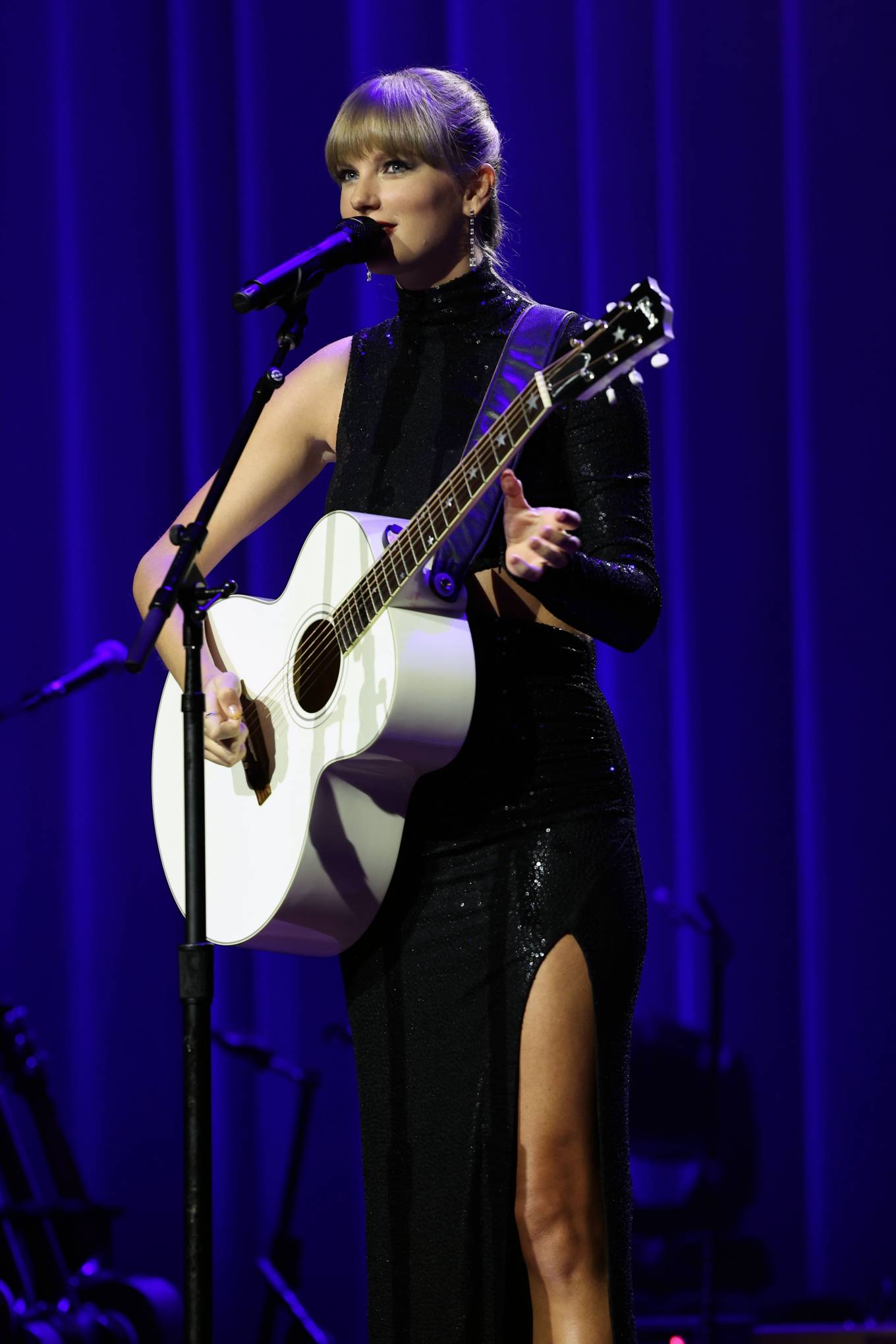 Taylor Swift 2022 : Taylor Swift – NSAIs 2022 Nashville Songwriter Awards at Ryman Auditorium-09