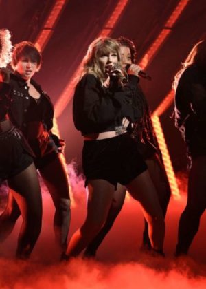 Taylor Swift - Performing on Saturday Night Live in NYC