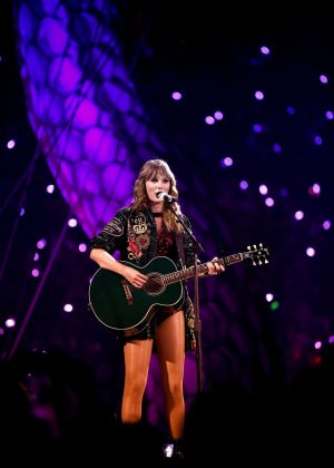 Taylor Swift - Performs at Reputation Stadium Tour in Houston