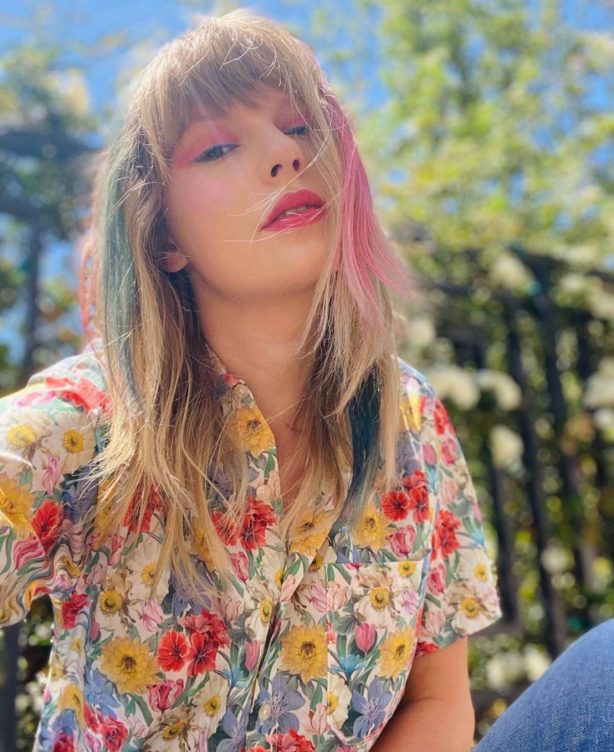 Taylor Swift - Shoot in a flower shirt