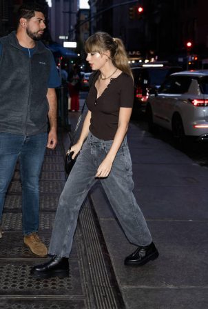 Taylor Swift - Stepping out in New York