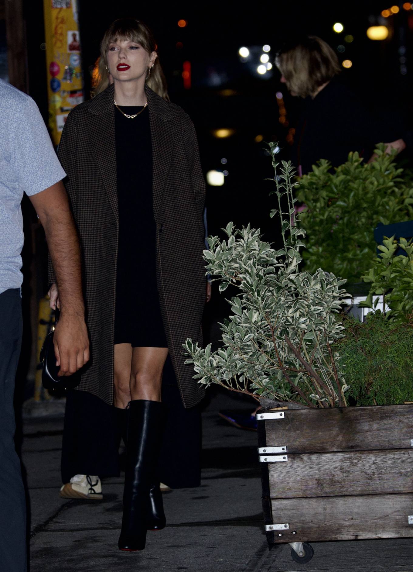 Taylor Swift 2023 : Taylor Swift – With Laura Dern, Greta Gerwig and Zoe Kravitz at Il Buco in New York-04