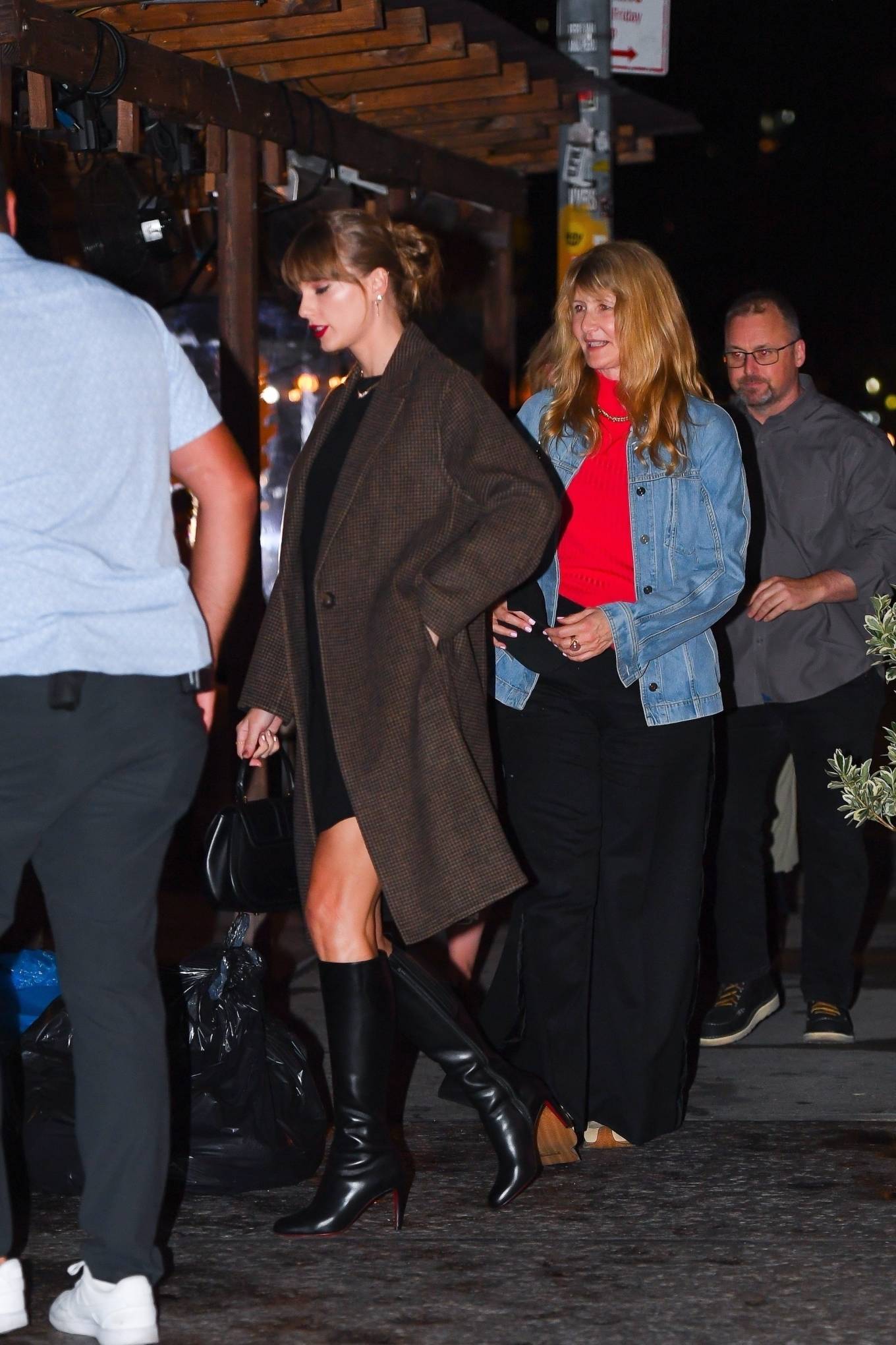 Taylor Swift 2023 : Taylor Swift – With Laura Dern, Greta Gerwig and Zoe Kravitz at Il Buco in New York-05