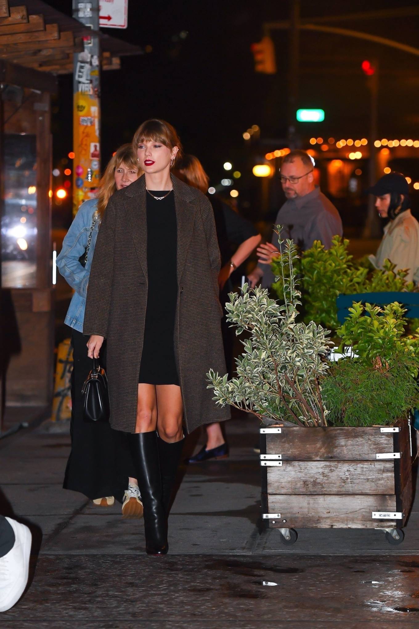 Taylor Swift 2023 : Taylor Swift – With Laura Dern, Greta Gerwig and Zoe Kravitz at Il Buco in New York-06