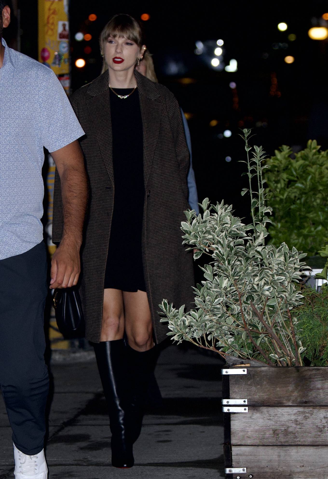 Taylor Swift 2023 : Taylor Swift – With Laura Dern, Greta Gerwig and Zoe Kravitz at Il Buco in New York-10