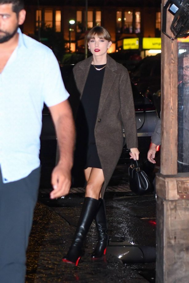 Taylor Swift - With Laura Dern, Greta Gerwig and Zoe Kravitz at Il Buco in New York