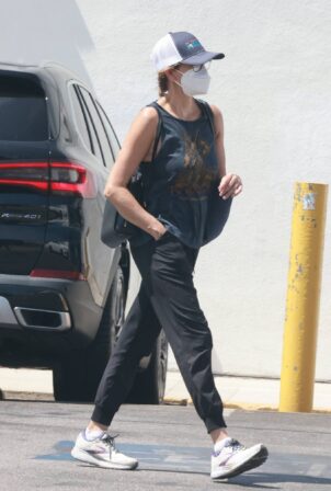 Teri Hatcher - Running errands with a mask on in Los Angeles