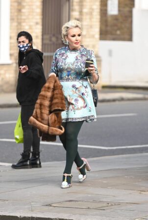 Tessa Hartmann - Heads out for a Joe the Juice in Fulham