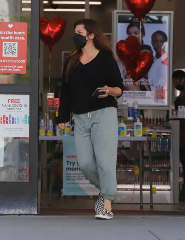 Tiffani Thiessen - Spotted at CVS Pharmacy in Los Angeles
