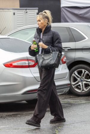 Tish Cyrus - Making a trip to nail salon in Los Angeles