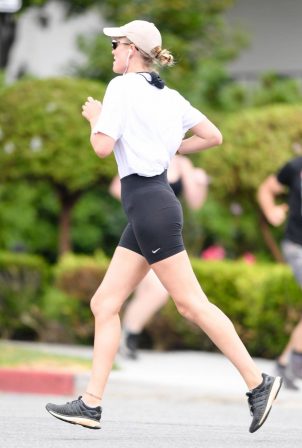 Toni Garrn - Out jogging in Los Angeles