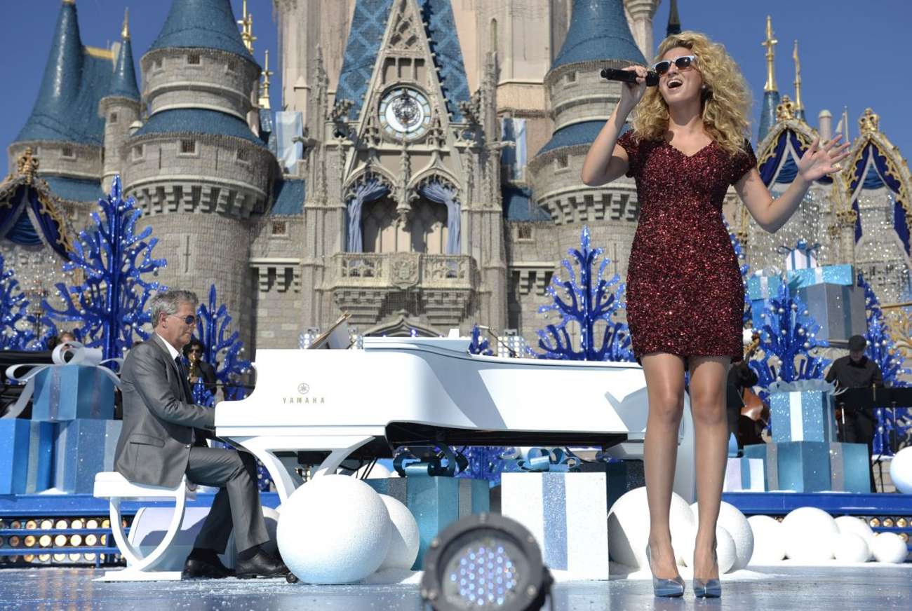 Tori Kelly 2015 : Tori Kelly: Disney Parks Unforgettable Christmas Celebration Taping -04