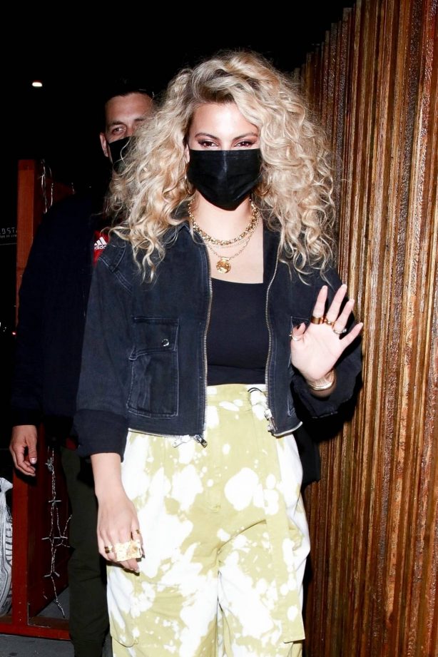 Tori Kelly - With her husbands leaving Justin Bieber's event in West Hollywood