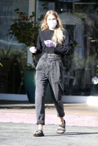 Tori Praver - Wears masks and gloves at a Post Office in Beverly Hills