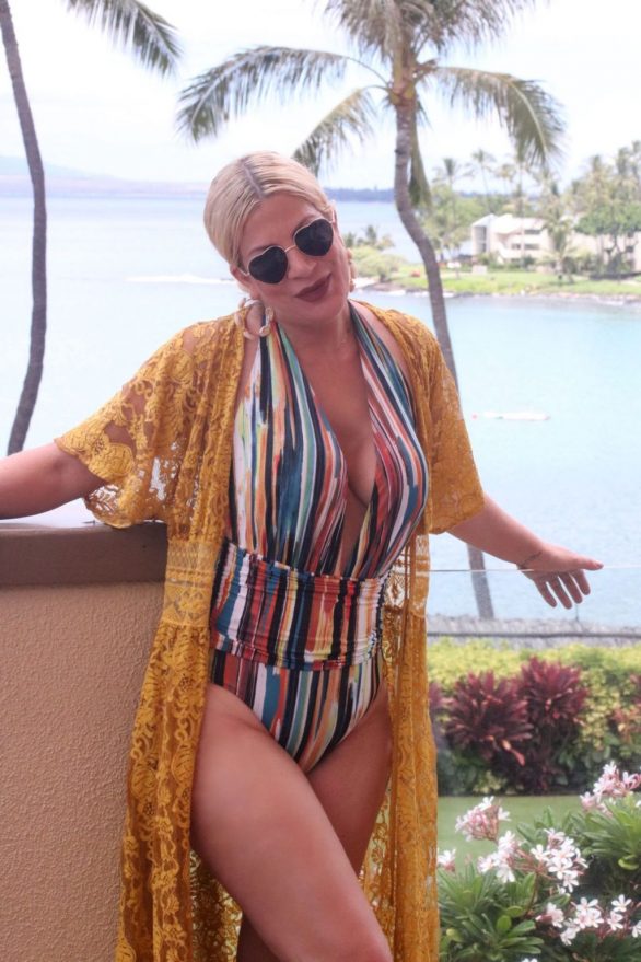Tori Spelling and Dean McDermott poolside during vacation in Hawaii