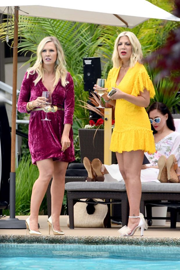 Tori Spelling and Jennie Garth - On the set of 'Beverly Hills 90210' in Vancouver