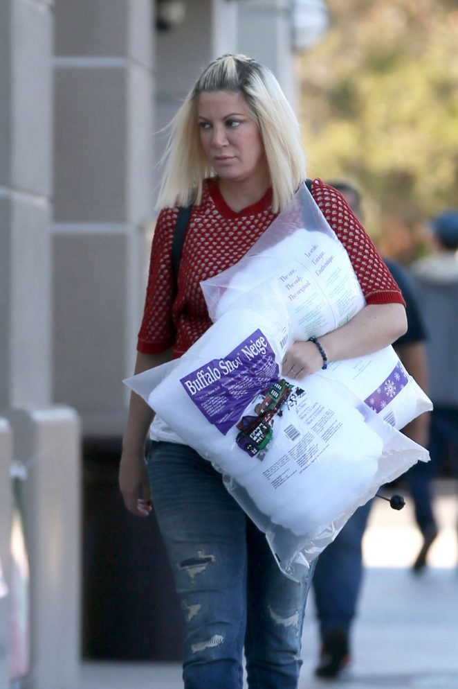 Tori Spelling at Christmas shopping in Encino