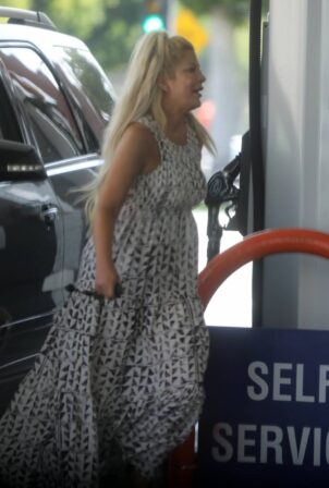 Tori Spelling - Fills up her car with gas in Beverly Hills