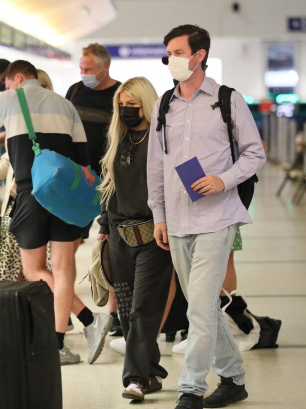 Tori Spelling - Seen flying out of Los Angeles on Sunday