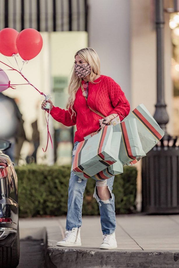 Tori Spelling - Shopping candids for Valentine's day gifts in the Calabasas Commons