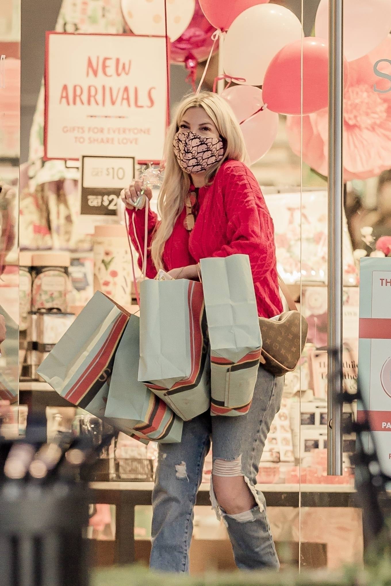 Tori Spelling - Shopping Valentine's day gifts at The Paper Source in the Calabasas Commons