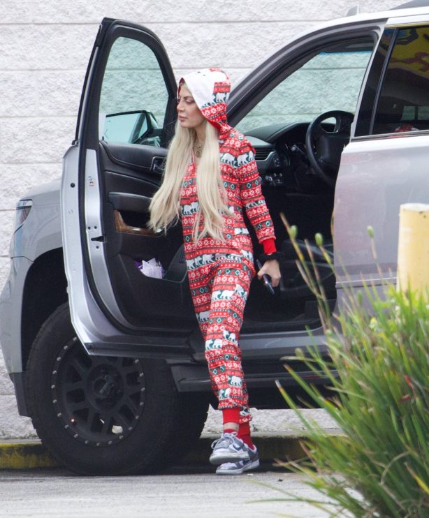 Tori Spelling - Wearing a christmas onesie as she visits a Liquor Store on New Year's Eve in L.A