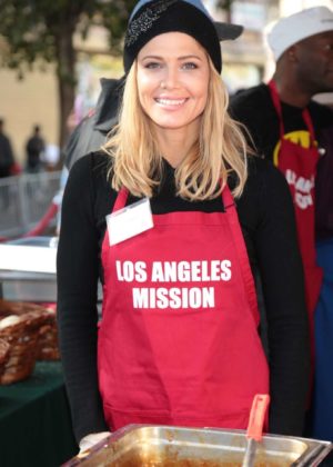 Torrie Wilson - Los Angeles Mission Serves Christmas to the Homeless in LA