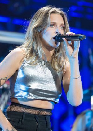 Tove Lo - Performing at 103.5 KISS FM's Jingle Ball in Rosemont