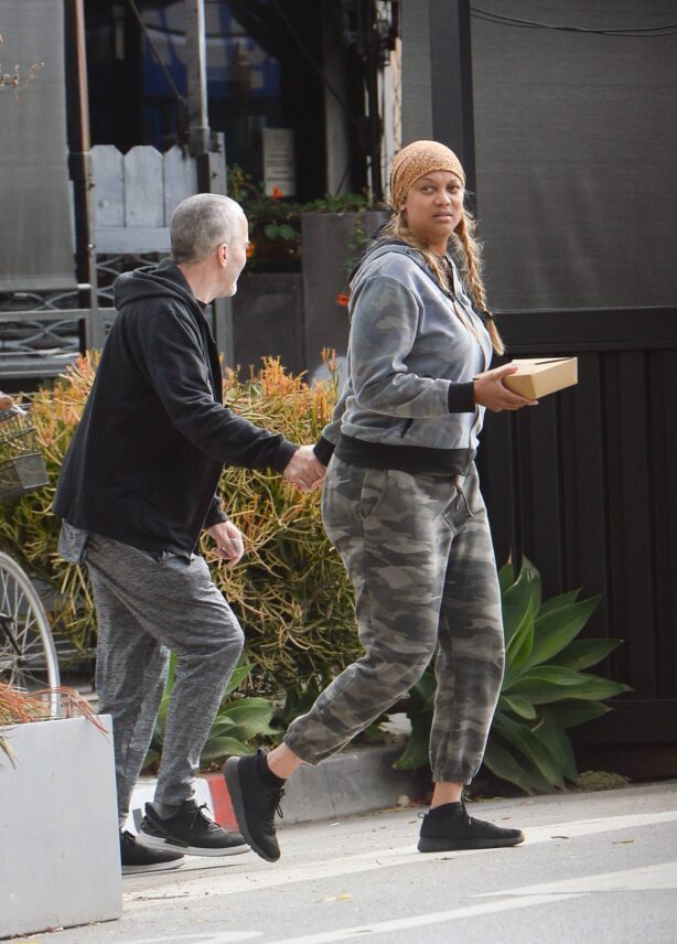 Tyra Banks - Spotted at Bluestone Lane Cafe in Venice