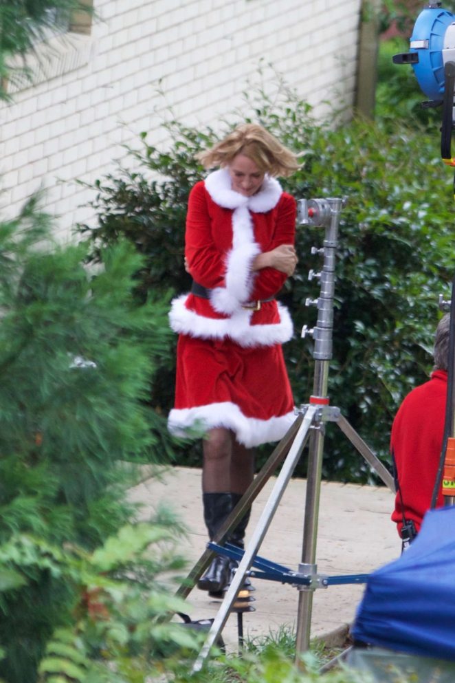 Uma Thurman dons a Santa suit for 'War with Grandpa' in Atlanta