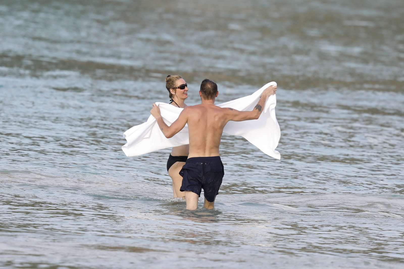 Ума турман дождь. Ума Турман на пляже. Ума Турман с мужем. Ума Турман мужчина. Звезды на пляже.