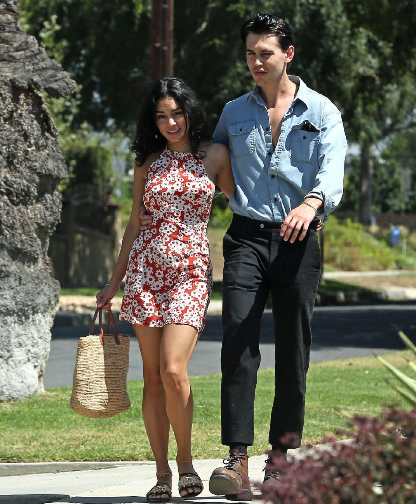 Vanessa Hudgens And Austin Butler â€“ Out And About In Los Feliz