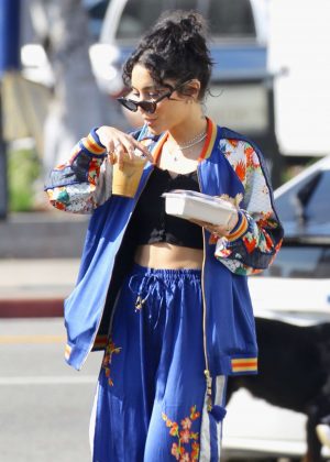 Vanessa Hudgens - Grabbing iced coffee in Los Feliz