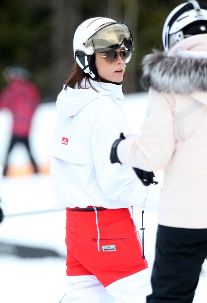 Victoria Beckham - Skiing in Whistler Canada