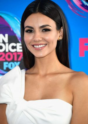 Victoria Justice - 2017 Teen Choice Awards in Los Angeles
