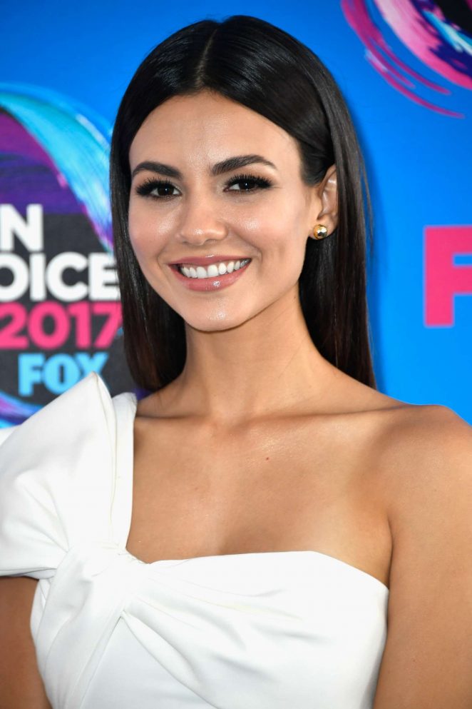 Victoria Justice - 2017 Teen Choice Awards in Los Angeles