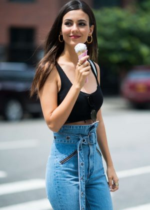 Victoria Justice - Eats ice cream out in New York City